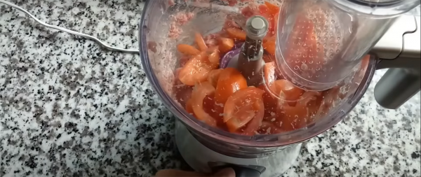 Dùng máy xay nhuyễn cà chua và thịt