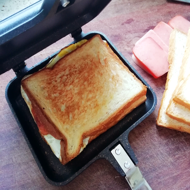 Làm nóng bánh mì nhờ chảo chống dính 
