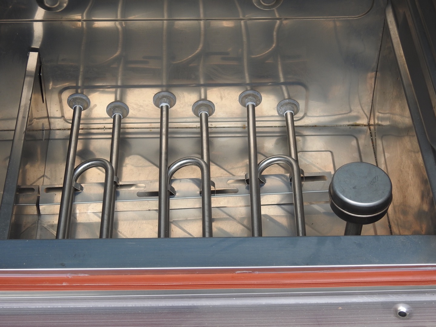 Tủ nấu cơm chạy điện sử dụng thanh nhiệt công suất cao nhưng vô cùng tiết kiệm
