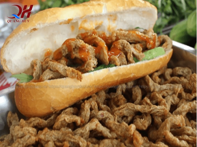 Bánh mì chả cá là món ăn được nhiều người yêu thích Bánh mì chả cá là món ăn được nhiều người yêu thích