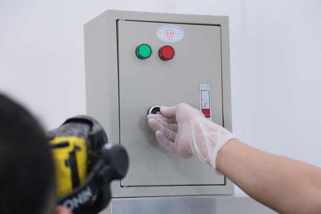 Bật c&ocirc;ng tắc nguồn 