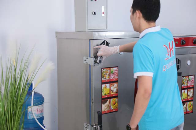 Đ&oacute;ng kh&oacute;a chốt c&agrave;i tủ cơm chắc chắn