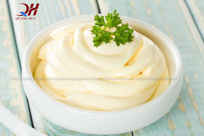 Nước sốt mayonaise là bí quyết tạo nên vị đậm đà của chiếc bánh mì
