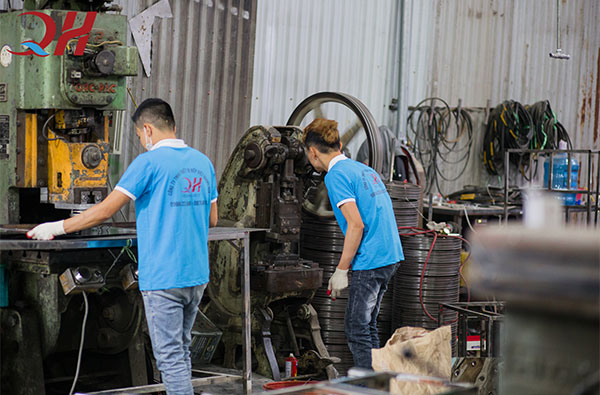 Đội ngũ sản xuất lành nghề tại Quang Huy