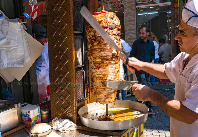 Những cây thịt nướng doner kebab là đặc trưng của món ăn này
