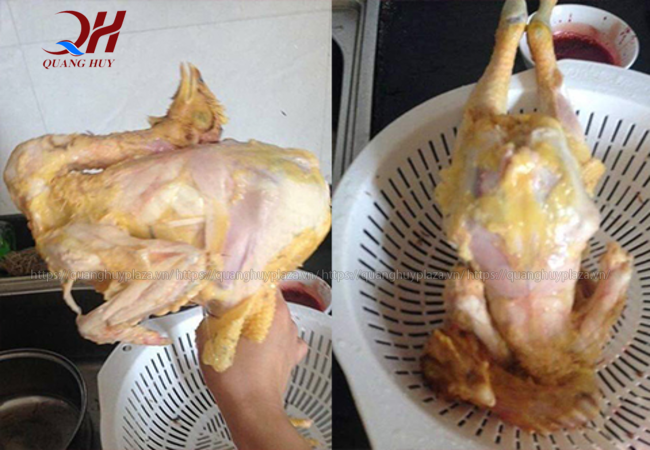 Làm sạch lông gà theo phương pháp thủ công rất dễ làm rách và chất lượng thịt không tốt