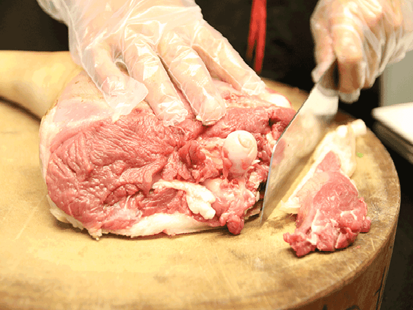 Chế biến thịt dê là công đoạn đòi hỏi sự khéo léo