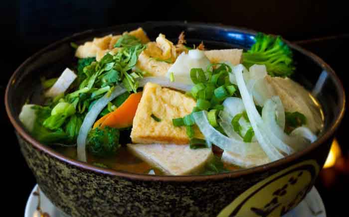 Xếp phở ra tô và chan nước dùng Xếp phở ra tô và chan nước dùng
