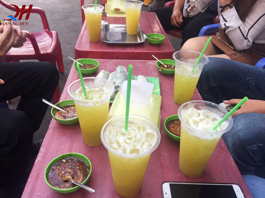 Những quán vỉa hè kinh doanh nước mía hè siêu lợi nhuận cũng đem lại doanh thu cao ngất ngưởng Những quán vỉa hè kinh doanh nước mía hè siêu lợi nhuận cũng đem lại doanh thu cao ngất ngưởng