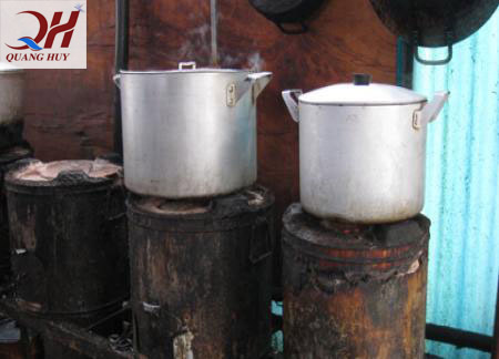 Nồi nấu phở than luôn tiềm ẩn những nguy hiểm không ngờ Nồi nấu phở than luôn tiềm ẩn những nguy hiểm không ngờ