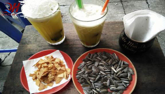 Ngoài nước mía, người ta còn kinh doanh thêm những đồ ăn vặt khác như hướng dương, dừa khô, hoa quả, ... Ngoài nước mía, người ta còn kinh doanh thêm những đồ ăn vặt khác như hướng dương, dừa khô, hoa quả, ...