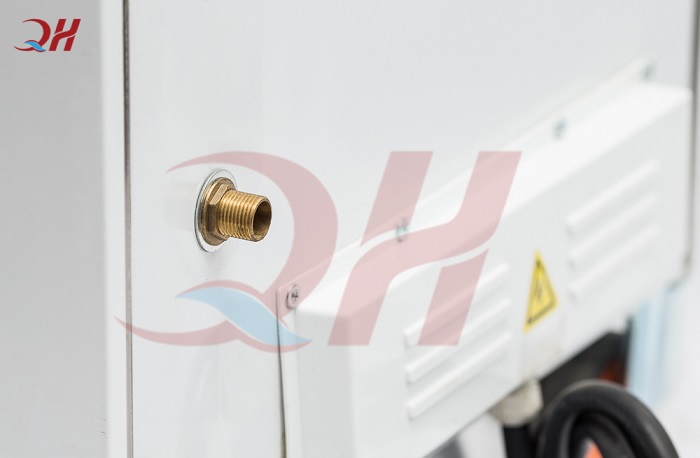 Ống dẫn nước nằm ở phía sau tủ tủ nấu cơm công nghiệp loại nhỏ 6