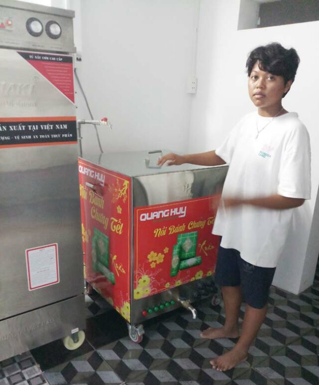 Khách hàng mua nồi điện bánh chưng Quang Huy