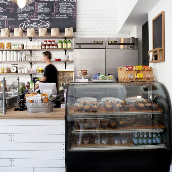 Tủ bánh kem được lắp đặt trong quán cafe