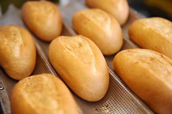 Giá mỗi ổ bánh mì từ 2000 - 2500đ