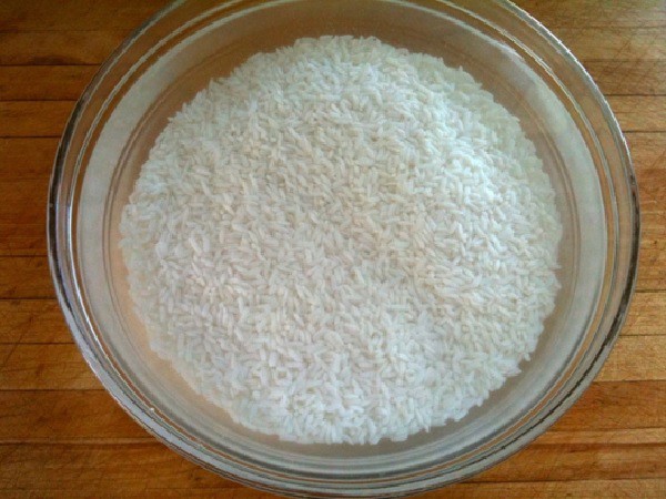 Ngâm gạo nếp qua đêm để hạt gao nở đều