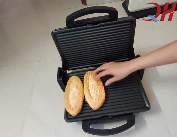 Máy kẹp bánh mì giúp cho những chiếc bánh mì của bạn trở nên nóng giòn thơm ngon hơn