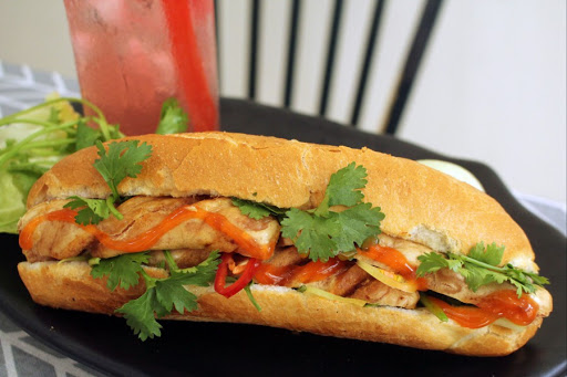 Bánh mì trứng ốp la xúc xích hấp dẫn và giàu dinh dưỡng Bánh mì trứng ốp la xúc xích hấp dẫn và giàu dinh dưỡng