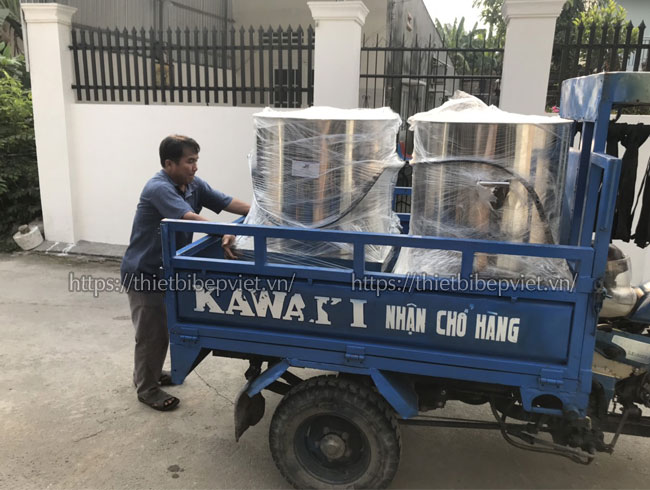 Quang Huy giao nồi điện cho khách hàng