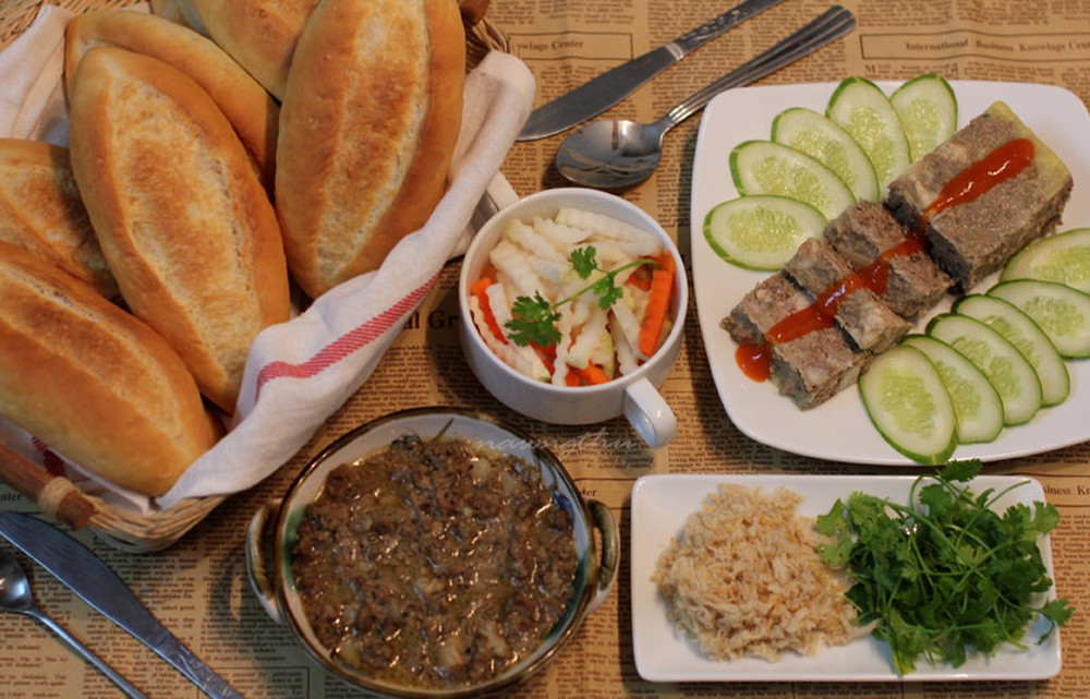 Bữa sáng dinh dưỡng với bánh mì pate thịt lợn Bữa sáng dinh dưỡng với bánh mì pate thịt lợn
