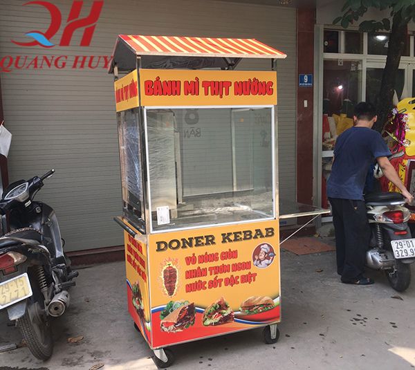 tủ kính nhỏ bánh mì thịt nướng