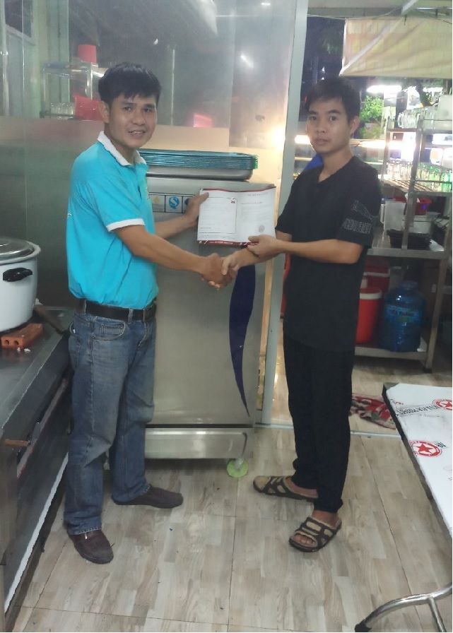 Khách hàng mua tủ cơm 10 khay tại Đồng Nai