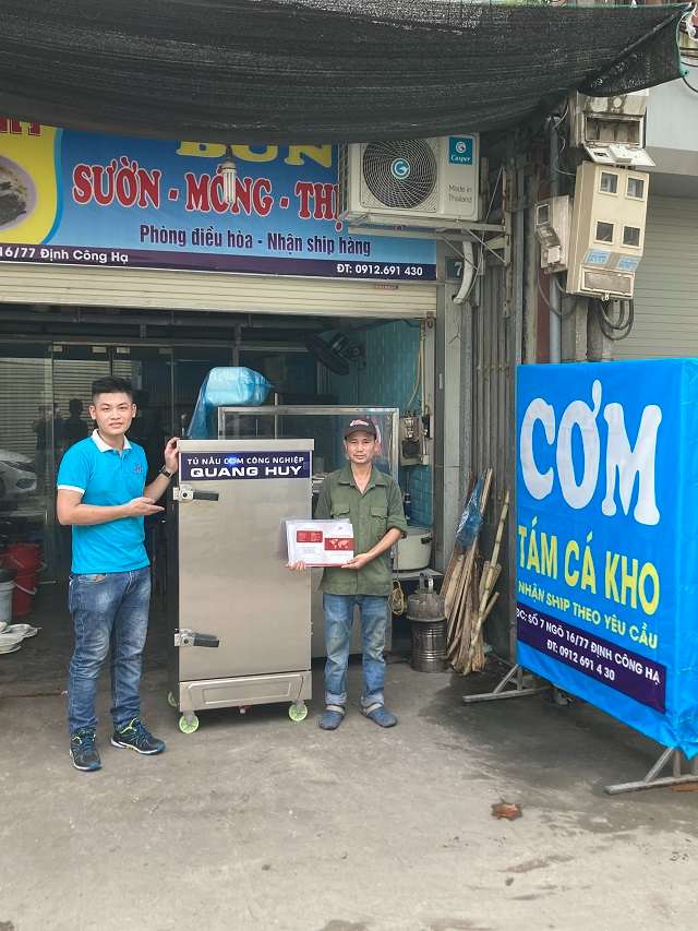 Khách mua tủ nấu cơm điện tại Hà Nội