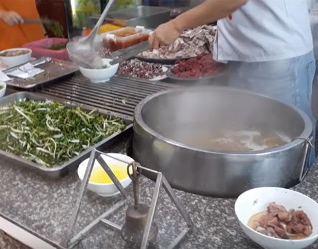 Sử dụng nồi nấu phở điện không khá là đơn giản và dễ dàng
