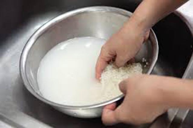 Làm bột bánh cuốn tại nhà, vo gạo làm bột, ngâm gạo