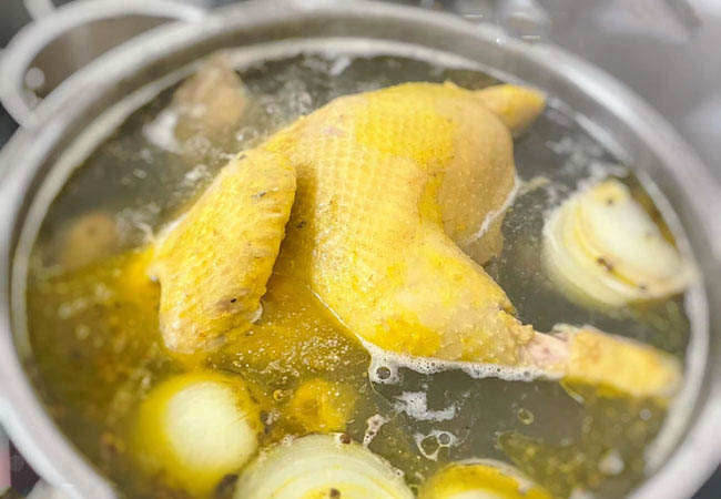 Nấu nước dùng phở gà 