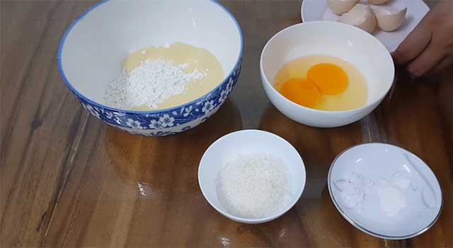 Pha bột bánh với trứng, cách pha bột bánh cuốn trứng