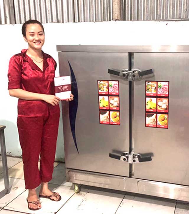 Khách hàng tủ nấu cơm 24 khay điện Quang Huy