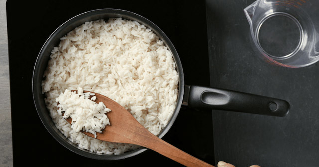 Làm cơm nhão thành khô bằng cách tiếp tục đảo trên bếp, cách làm cơm nhão thành khô