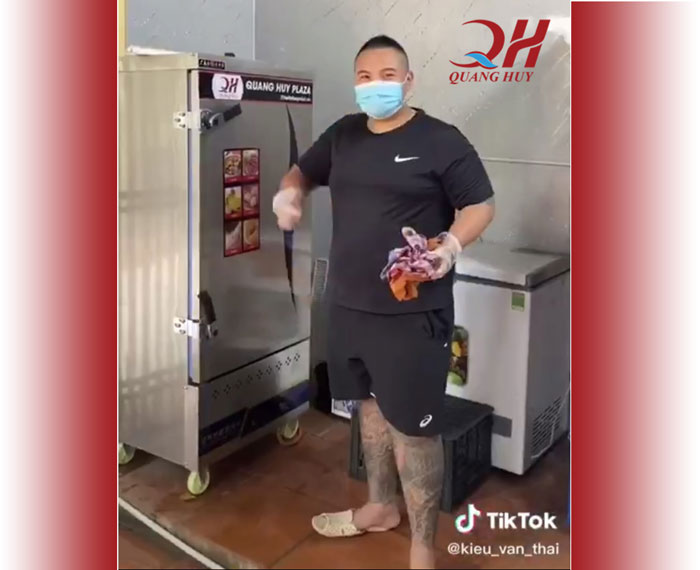 Hình ảnh khách hàng mua tủ cơm công nghiệp Quang Huy