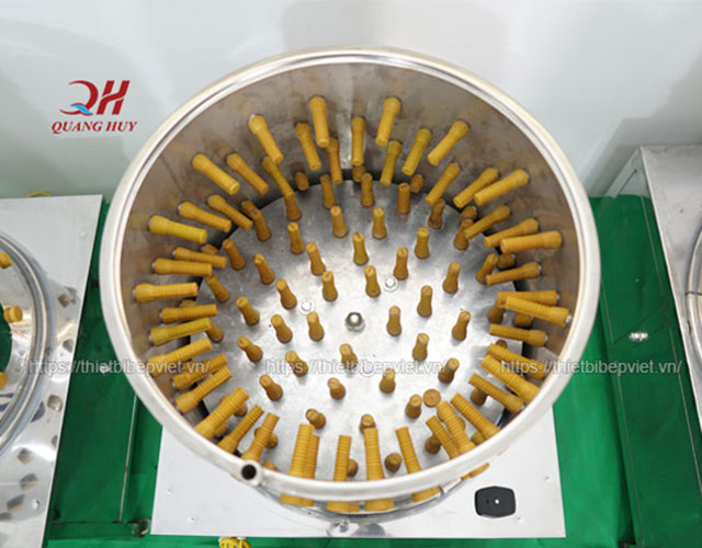 Lồng máy làm từ inox 304 rộng rãi có thể chứa từ 1 - 10 con/mẻ, lồng máy