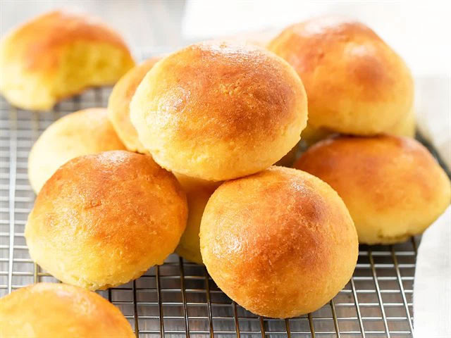 Cách làm bánh mì ngọt bằng nồi cơm mềm xốp, thơm phức, cực đơn giản