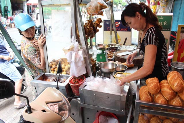 Cô Thắm bán bánh mì xôi tại chợ Phùng Khoang