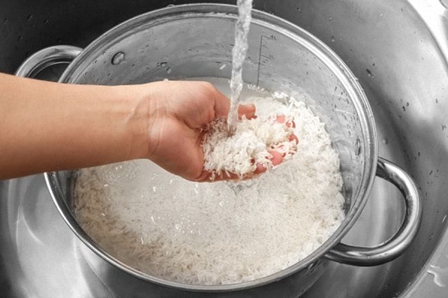Vo gạo để ráo nước rồi đem đi ngâm với muối trắng