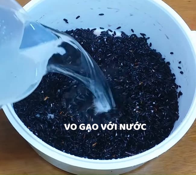 Vo gạo với nước để loại bỏ bụi bẩn