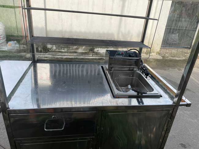 Xe được trang bị bếp chiên hiện đại