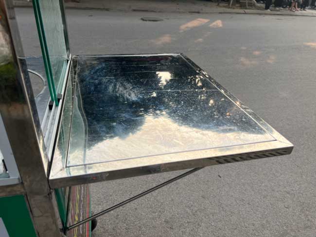 B&agrave;n gấp gọn của xe b&aacute;n đồ ăn vặt đường phố