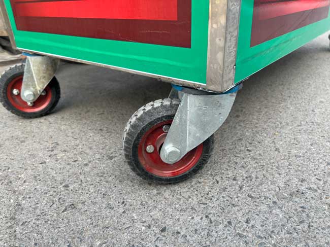 Xe c&oacute; b&aacute;nh xe với khả năng xoay chuyển linh hoạt