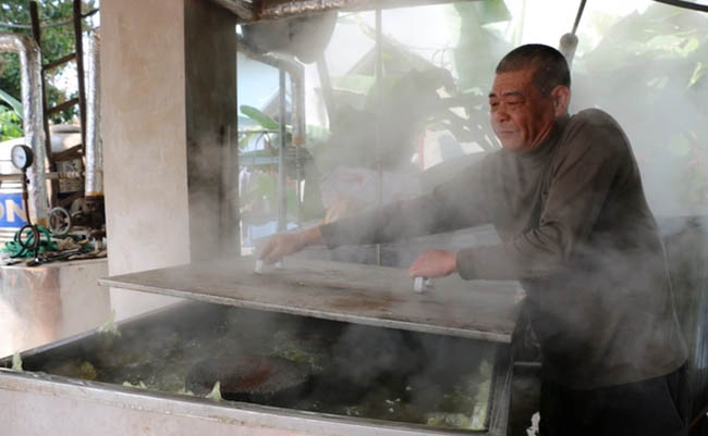 Nấu b&aacute;nh chưng bằng nồi điện 