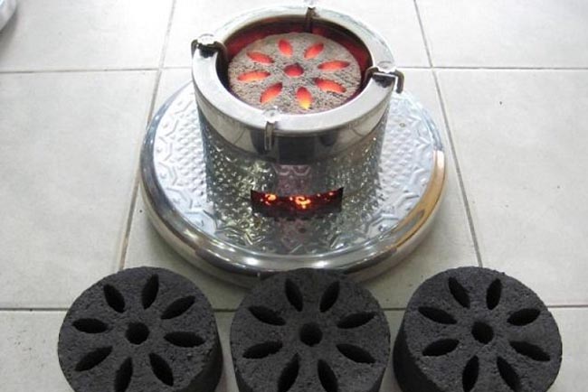 Ưu nhược điểm khi d&ugrave;ng bếp than nấu b&aacute;nh chưng 