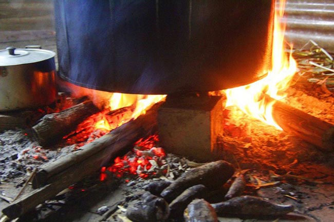 Nồi t&ocirc;n nấu b&aacute;nh chưng kh&ocirc;ng đảm bảo an to&agrave;n 